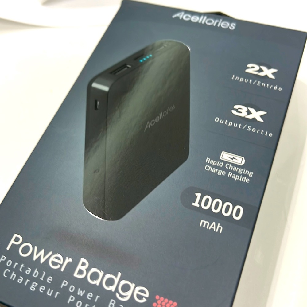 Acellories 10000 mah power badge portable power bank NWT